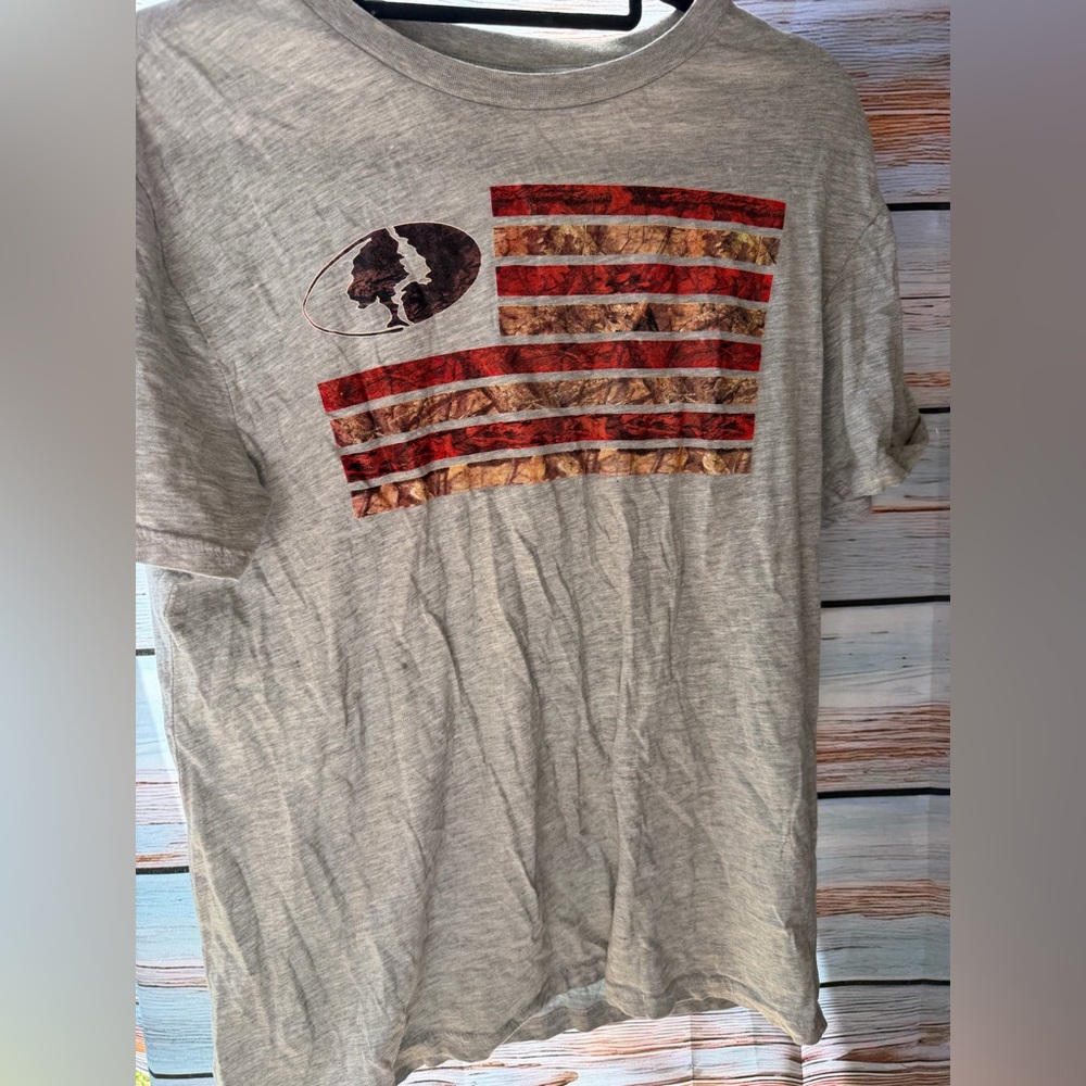 Mossy Oak Gray Graphic T-Shirt with Flag Design